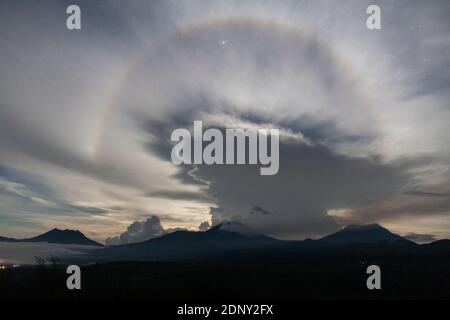 La vista intorno al cratere di Ijen Foto Stock