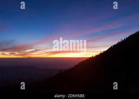 Vista dalla cima del cratere di Ijen Foto Stock