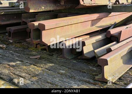 Binari ferroviari in un deposito di rottami Foto Stock