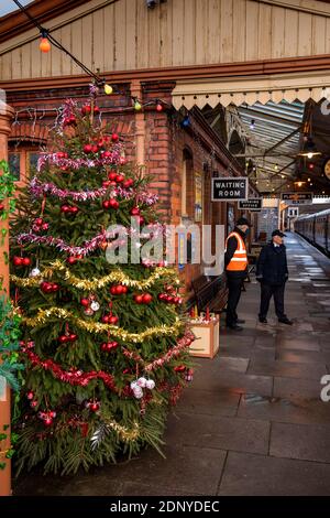 Regno Unito, Gloucestershire, Toddington Station, Gloucestershire & Warwickshire Railway Santa Experience, albero di Natale su piattaforma Foto Stock