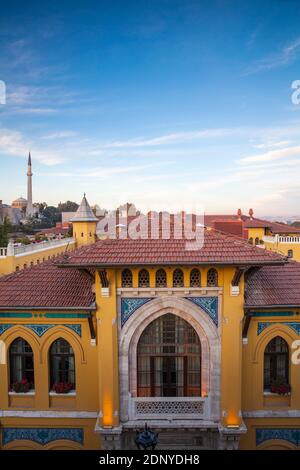 Turchia, Istanbul, Vista del bar sul tetto dell'hotel Four Seasons e della Moschea di Haghia Sophia - Aya Sofya Foto Stock