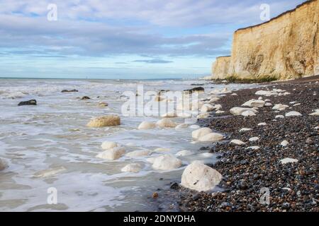 Alta marea ai piedi delle scogliere Telscombe tra Brighton e Peacehaven East Sussex costa sud-est Inghilterra Foto Stock