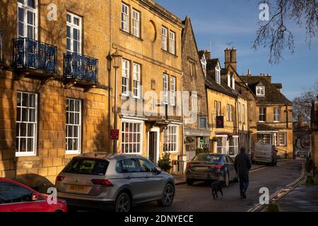 Regno Unito, Gloucestershire, Chipping Campden, Upper High Street, aziende in attraenti vecchi edifici in pietra Foto Stock