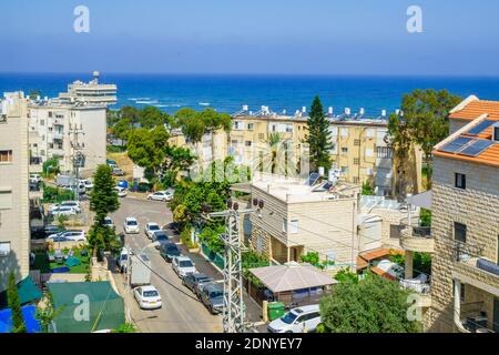 Haifa, Israele - 18 Maggio 2019: Vista di Ein Hayam quartiere, con la gente del posto e Haifa, Israele Foto Stock