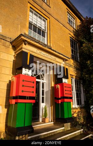 Regno Unito, Gloucestershire, Chipping Campden, Upper High Street, Cotswold House Hotel, decorazioni natalizie, soldati giganti che sorvegliano l'ingresso Foto Stock