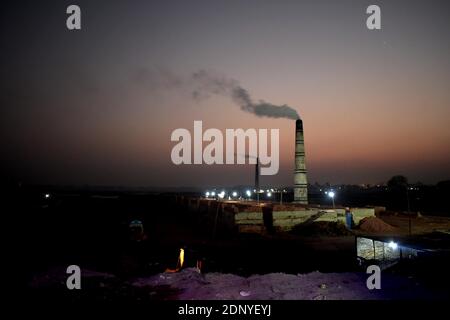 DHAKA, BANGLADESH – 18 dicembre 2020: Inquinamento atmosferico, il camino di una fabbrica di mattoni scarica il fumo al mattone archiviato ad Amin bazar, saver Dhaka. S Foto Stock