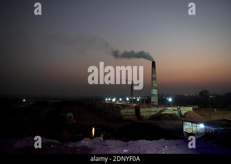 DHAKA, BANGLADESH – 18 dicembre 2020: Inquinamento atmosferico, il camino di una fabbrica di mattoni scarica il fumo al mattone archiviato ad Amin bazar, saver Dhaka. S Foto Stock