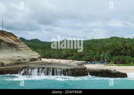 Klayar Beach è una delle destinazioni turistiche nel distretto di Pacitan, Giava Est. Foto Stock