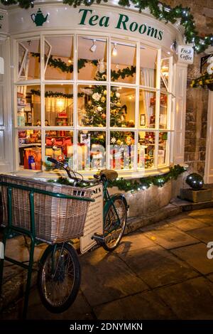 UK, Gloucestershire, Broadway, The Green, delivery bicycle outside Tisanes Tea Room window at Christmas Stock Photo