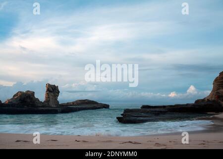 Klayar Beach è una delle destinazioni turistiche nel distretto di Pacitan, Giava Est. Foto Stock