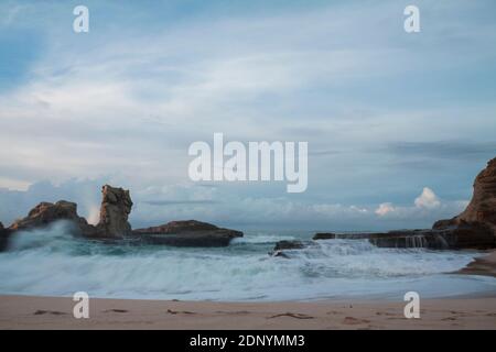 Klayar Beach è una delle destinazioni turistiche nel distretto di Pacitan, Giava Est. Foto Stock