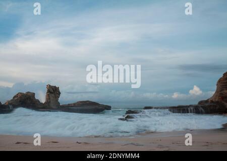 Klayar Beach è una delle destinazioni turistiche nel distretto di Pacitan, Giava Est. Foto Stock