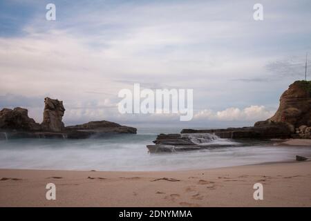 Klayar Beach è una delle destinazioni turistiche nel distretto di Pacitan, Giava Est. Foto Stock