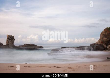 Klayar Beach è una delle destinazioni turistiche nel distretto di Pacitan, Giava Est. Foto Stock