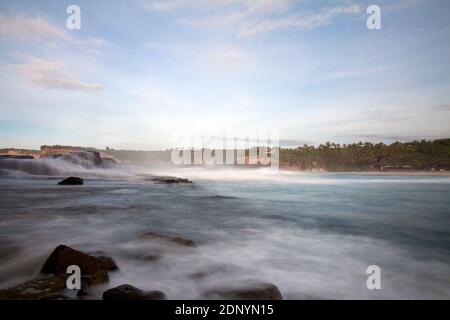 Klayar Beach è una delle destinazioni turistiche nel distretto di Pacitan, Giava Est. Foto Stock