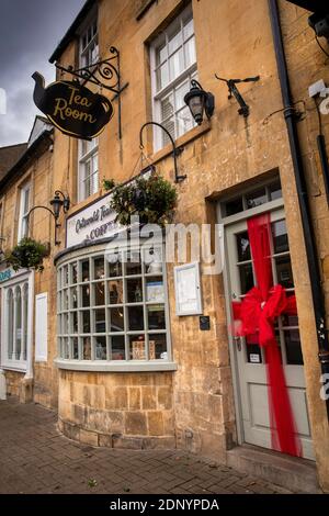 Regno Unito, Gloucestershire, Moreton in Marsh, High Street, Cotswold Tearoom, nastro rosso gigante sulla porta Foto Stock