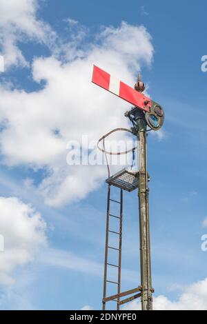 Colpo di vecchio semaforo britannico-tipo segnale ferroviario al par, Cornwall. Foto Stock