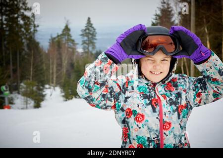 Ragazza che indossa skiwear Foto Stock