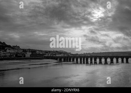 Bideford, sul fiume Torridge nel nord del Devon, in caso di maltempo, giorno piovoso in inverno. Monocromatico. Foto Stock