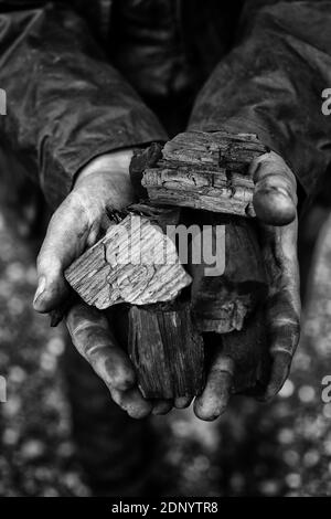 I bruciatori di carbone passano attraverso un processo intensivo di lavoro per fare i grumi di boschetti di carbon.mereworth in kent, UK. Foto Stock