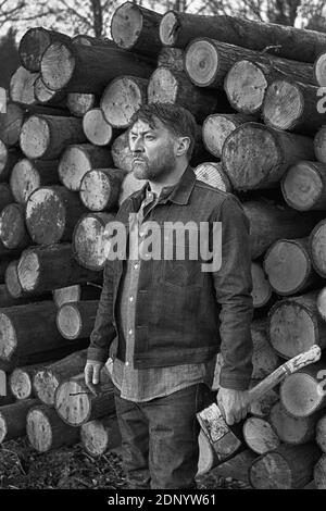 I bruciatori di carbone passano attraverso un processo intensivo di lavoro per fare i grumi di boschetti di carbon.mereworth in kent, UK. Foto Stock