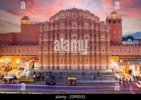 Vista mozzafiato dell'Hawa Mahal al tramonto con persone offuscate che camminano durante l'epidemia di Covid-19.The Hawa Mahal è un palazzo a Jaipur, India. Foto Stock