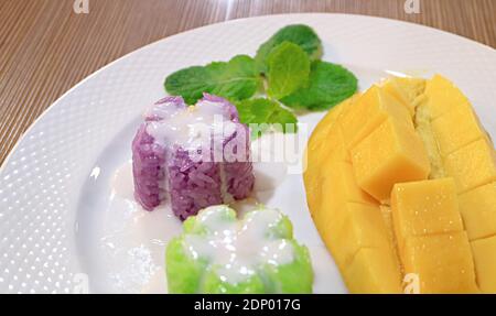 Piatto di delizioso riso Sticky con Mango fresco maturo, un famoso dessert tailandese Foto Stock