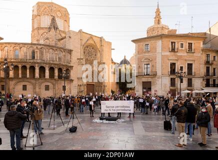 Valencia, Spagna. 18 Dicembre 2020. Manifestanti che hanno un banner che dice 'senza giornalisti, 'non c'è giornalismo' durante la manifestazione.giornalisti con lo slogan 'senza giornalisti non c'è giornalismo, e senza giornalismo non c'è democrazia'. Diversi licenziamenti che colpiscono il settore dell'informazione hanno provocato una protesta da parte di giornalisti in diverse parti della Comunità valenciana. Valencia in Plaza de la Virgen. Credit: SOPA Images Limited/Alamy Live News Foto Stock