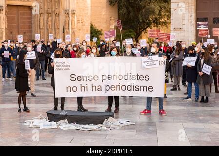 Valencia, Spagna. 18 Dicembre 2020. Manifestanti che hanno un banner che dice 'senza giornalisti, 'non c'è giornalismo' durante la manifestazione.giornalisti con lo slogan 'senza giornalisti non c'è giornalismo, e senza giornalismo non c'è democrazia'. Diversi licenziamenti che colpiscono il settore dell'informazione hanno provocato una protesta da parte di giornalisti in diverse parti della Comunità valenciana. Valencia in Plaza de la Virgen. Credit: SOPA Images Limited/Alamy Live News Foto Stock