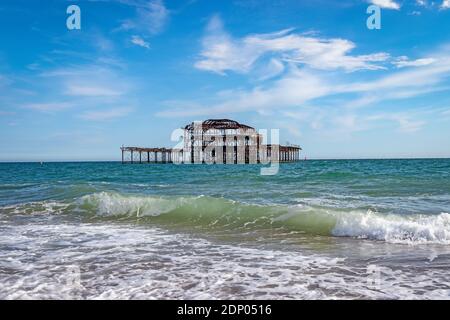 Brighton bruciò la conchiglia del West Pier Foto Stock