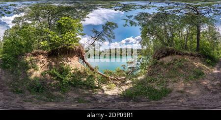Visualizzazione panoramica a 360 gradi di panoramica hdri sferica completamente senza giunture con angolo di visualizzazione di 360 gradi pineta foresta con radici di alberi argumosi sulla costa di enorme lago verde in pr equirettangolare