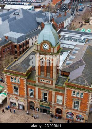 Vista sulla città sulla torre dell'orologio del mercato di Chesterfield Hall in Chesterfield centro città Derbyshire Inghilterra Regno Unito Foto Stock