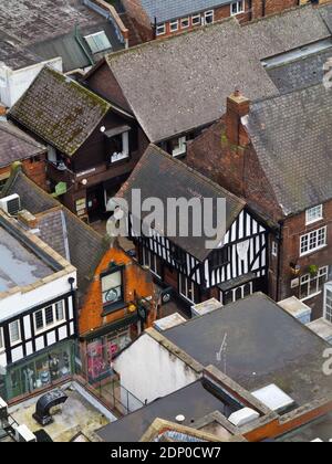 Vista sui vecchi edifici nell'area di Shambles Di strade medievali nel centro città di Chesterfield Derbyshire Inghilterra UK Foto Stock