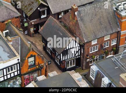Vista sui vecchi edifici nell'area di Shambles Di strade medievali nel centro città di Chesterfield Derbyshire Inghilterra UK Foto Stock