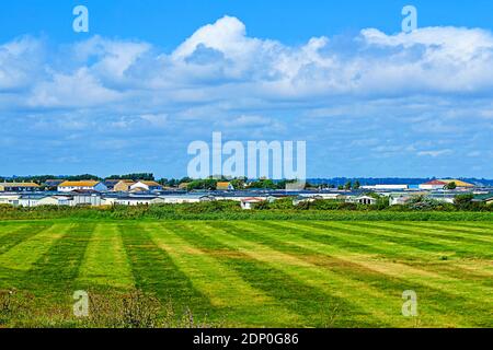 Bella vista estiva giorno lungo Lydd Road vicino al villaggio di Camber, Jurys Gap spiaggia e vasta pianura agricola di Romney Marsh, Sussex orientale, Inghilterra, Regno Unito Foto Stock