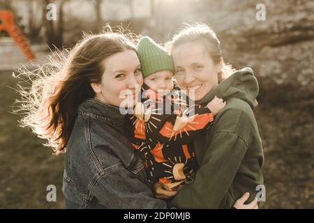 Coppia femminile con figlia insieme Foto Stock