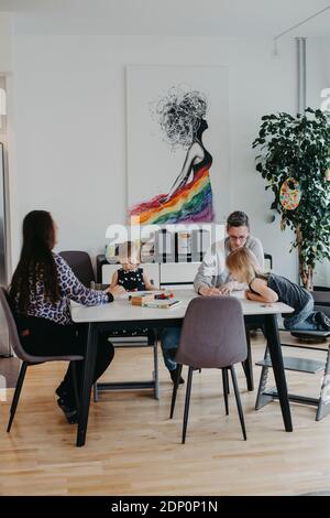 Donne con due figlie a tavola Foto Stock
