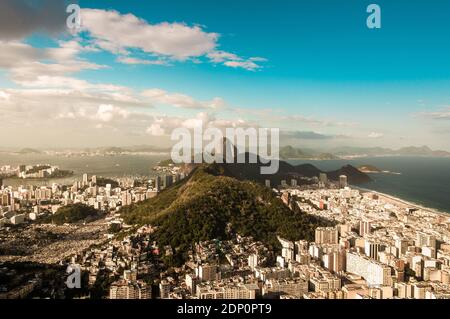 Vista elevata del quartiere di Copacabana con Green Hills a Rio de Janeiro, Brasile Foto Stock