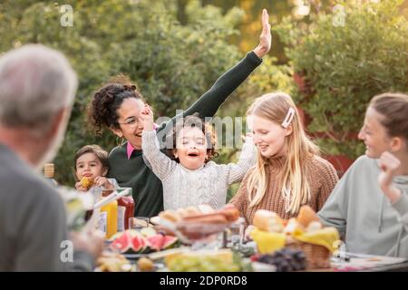 Famiglia avente pasto nel giardino Foto Stock