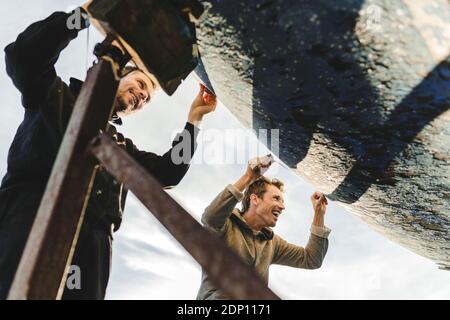 Uomo adesivo nastro di mascheratura sulla barca Foto Stock