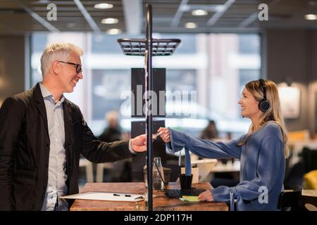Smiling people in reception Foto Stock