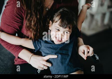 Madre abbracciando ridendo figlia Foto Stock