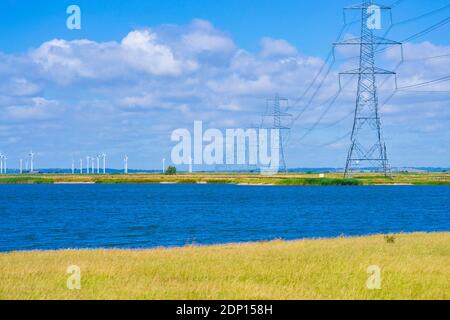 Romney Marsh visto da Jurys Gap Rd vicino al villaggio di Lydd Con Little Cheyne Court Wind Farm oltre a bella estate Giorno, Kent, Inghilterra, 2016 agosto Foto Stock
