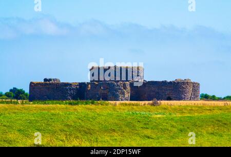 Pecore gregge su un pascolo vicino a New Wichelsea Rd A259 strada a Rother quartiere, vicino alla città di Rye, Rye Harbor Riserva Naturale, Camber Castello in lontananza Foto Stock