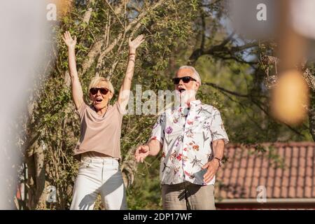 Felice coppia senior in giardino Foto Stock