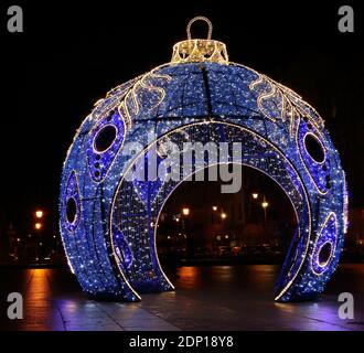 decorazioni dell'albero di natale grande bauble nella strada notturna della città Foto Stock