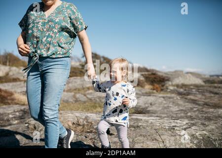 La madre cammina con la figlia Foto Stock