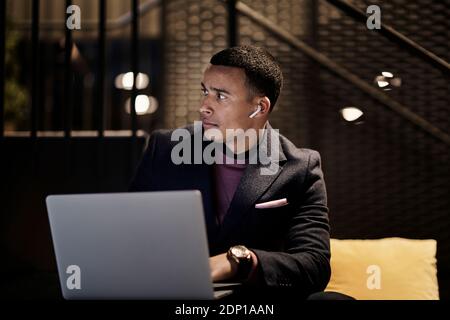 Giovane uomo d'affari che lavora tardi Foto Stock