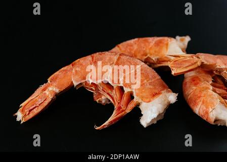 gamberi del re congelati su sfondo nero Foto Stock