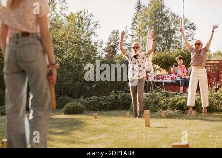 Felice coppia senior in giardino giocando a kubb Foto Stock